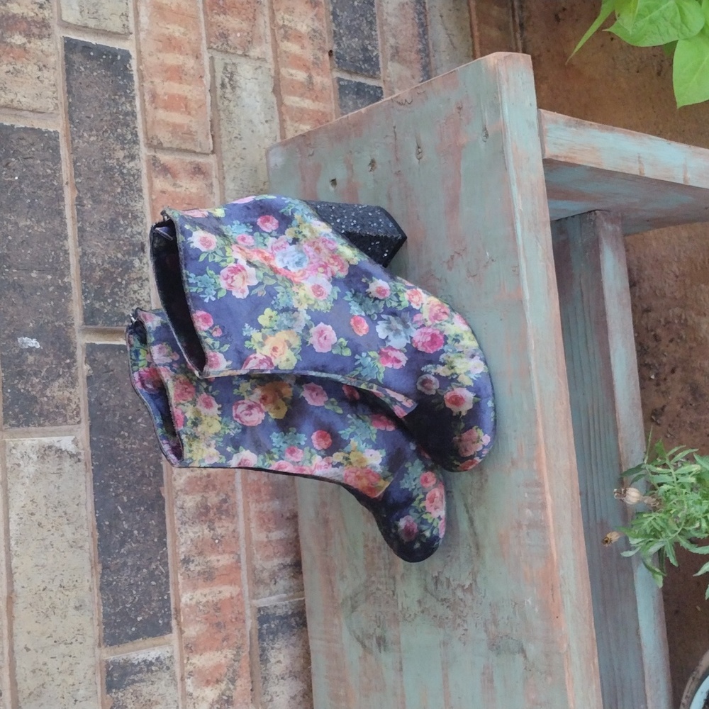 Not Rated brand, beautiful velvet/floral print/ glitter heel bootie